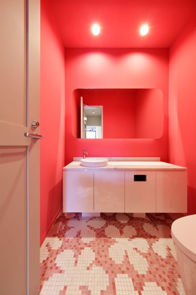 鮮やかな色彩のトイレ