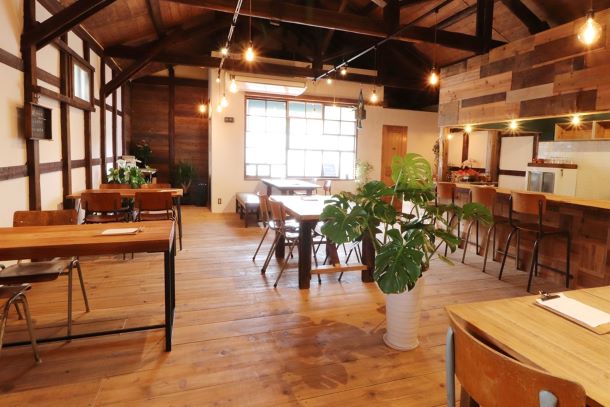 古倉庫が改装されたカフェ