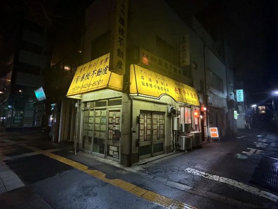 不動産屋の開業した立ち飲み屋