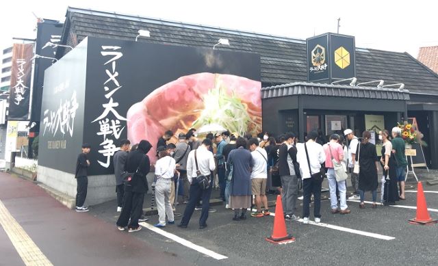 行列のできるラーメン屋