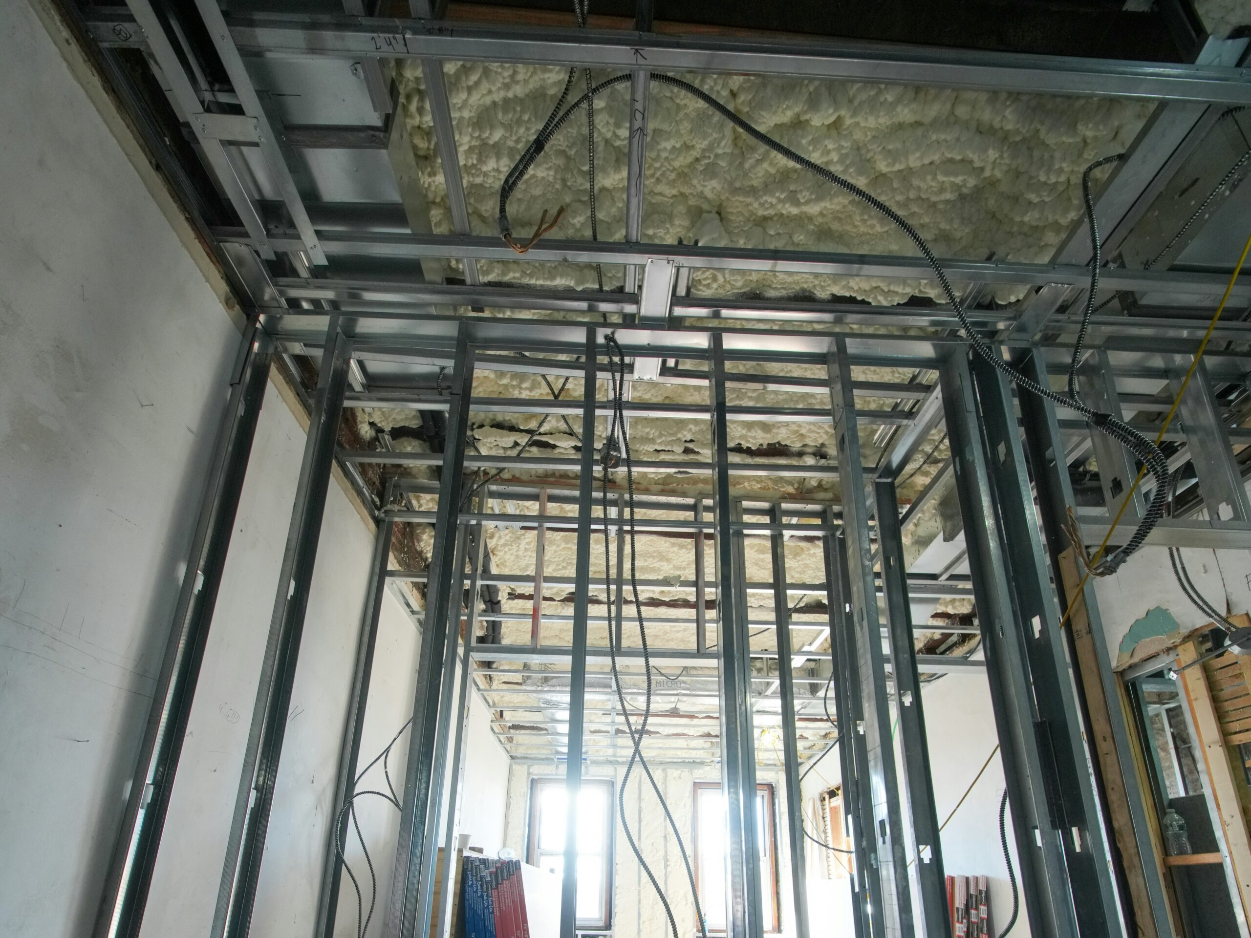 店舗内装の防音工事とは？「遮音・吸音・防振」を一度で整理